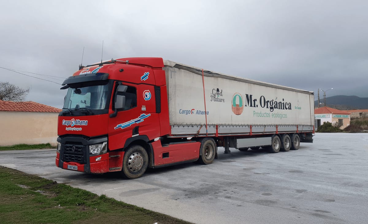Camión rojo de distribución Mr. Orgánica