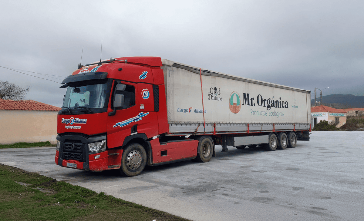 Camión rojo de distribución Mr. Orgánica